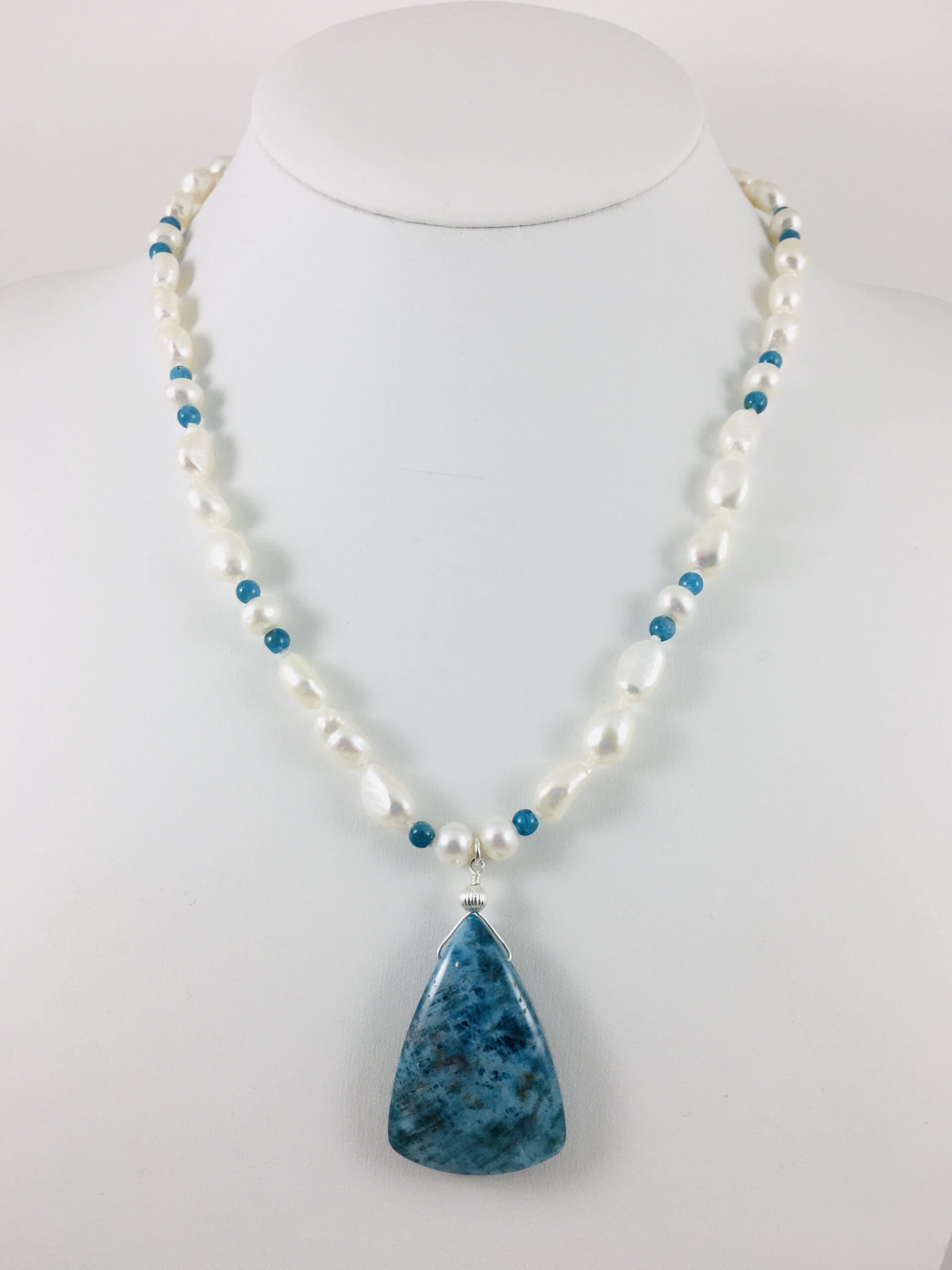Solitary pearl necklace-apatite